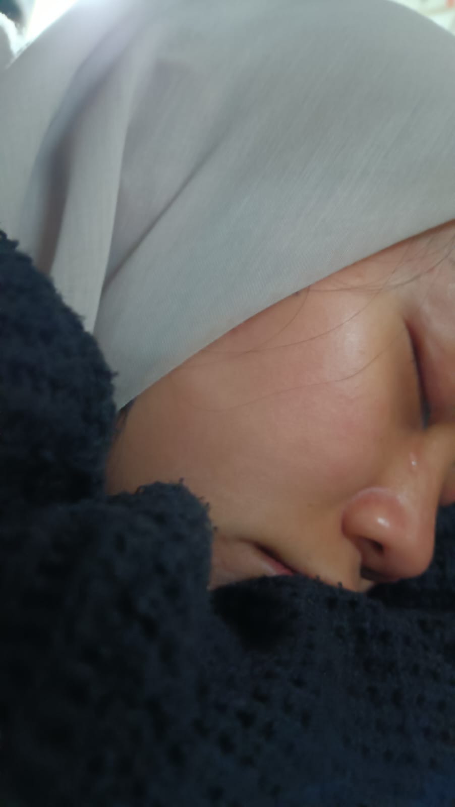 ELI NGANTUK MATANYA KELILIPAN MAKAM